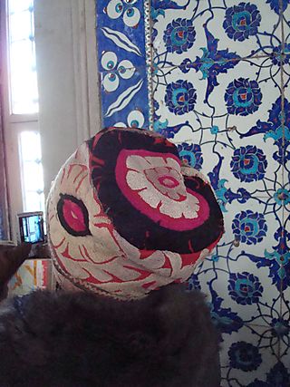 Suzani hat