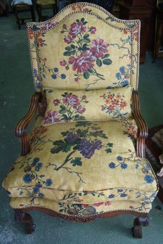 Fauteuil Louis XIV avec garniture traditionnelle