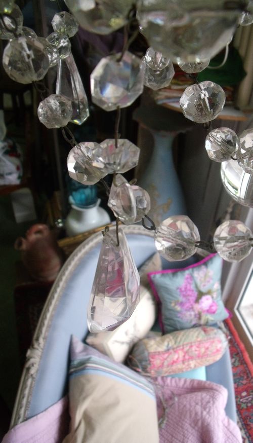 Cristal chandelier and marie antoinette sofa