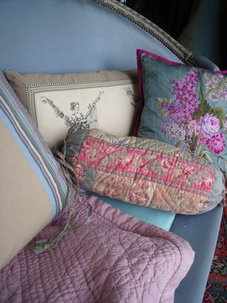 Feminine cushions on the louis XVI sofa