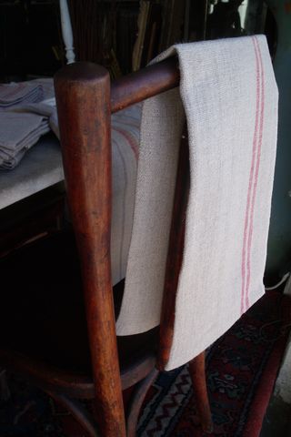 Torchon sur chaise bistrot