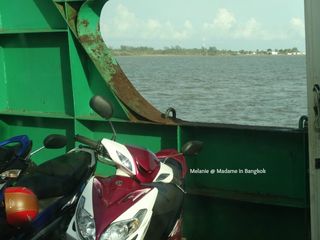 Scooters sur le ferry de Koh chang