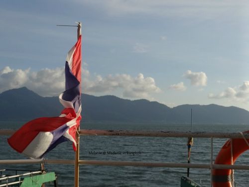 Thai flag au vent sur le ferry de koh chang