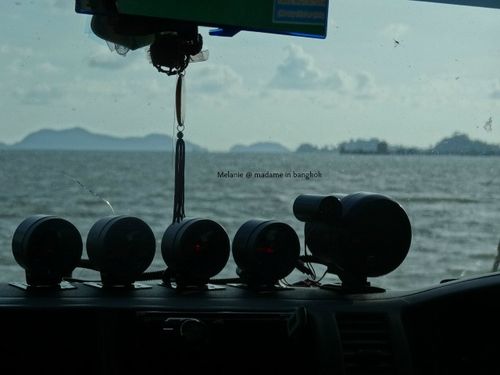 Voiture embarquée sur le ferry pour Koh chang