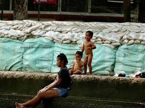 Chao phraya river maman et enfants