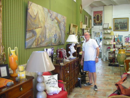 My_dad_choosing_the_antiques